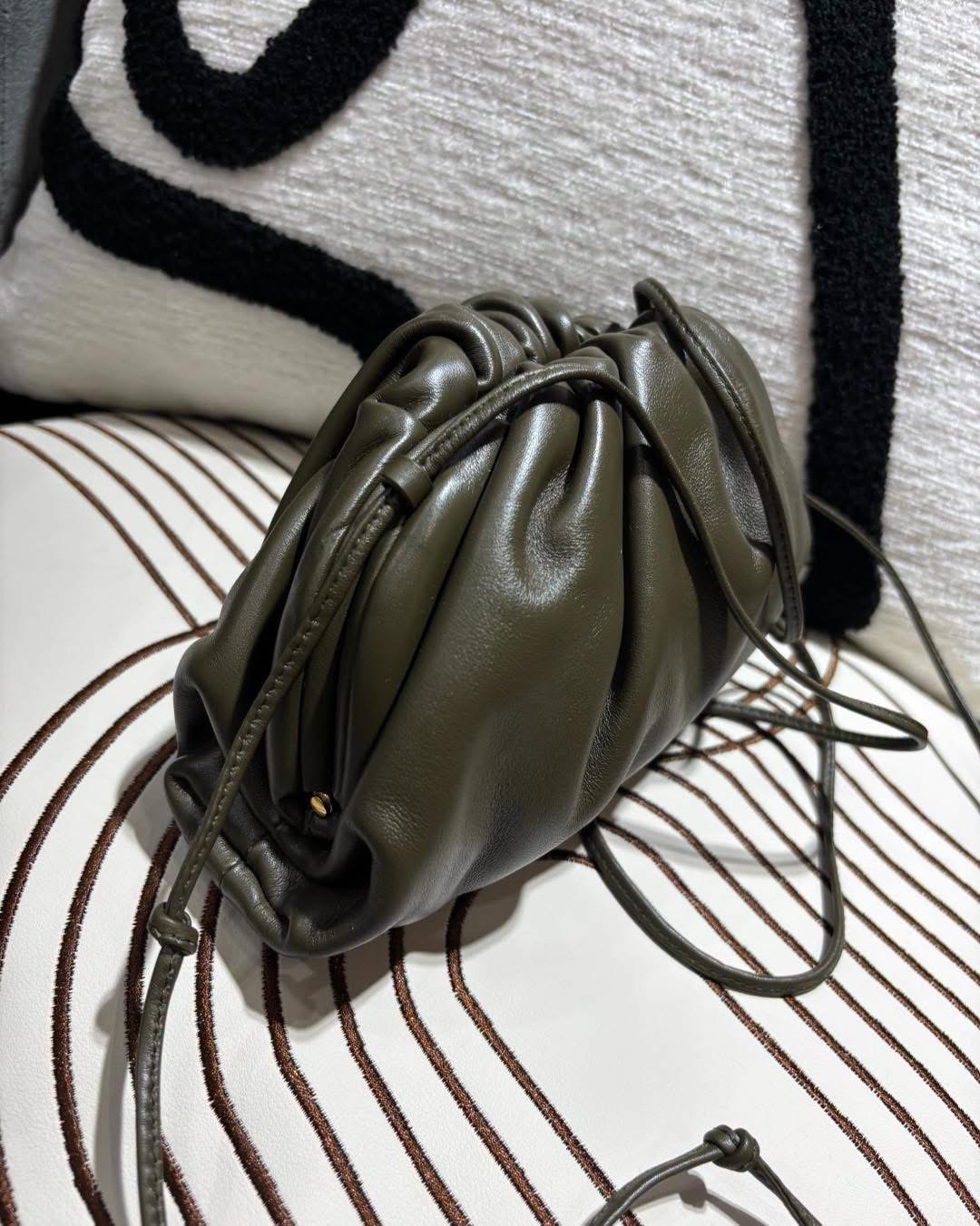 Bottega Veneta BV pouch Shoulder Bag clutch 100%Authentic, 98%new✅dust bag 