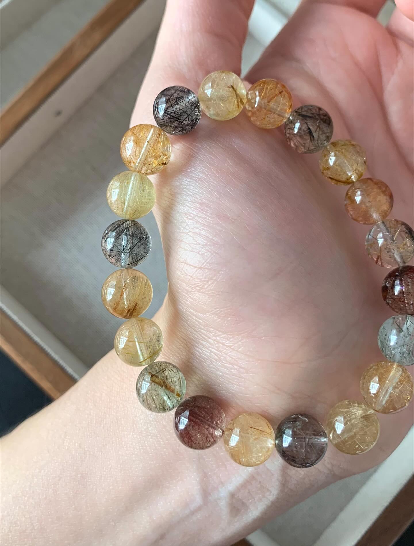 彩发晶 ｜Mix Rutile9m+ RM128 比较多黑发10m+ RM138 有兔毛的 有褐色很特别 彩发晶的功效主要在于加强气势、招财聚能、平衡情绪和促进身心健康。 它能够增强自信心、勇气和企图心，尤其对创业者和商业人士有益。 同时，它也能安抚情绪、稳定心神，并被认为有助于提升创造力和灵感Mixed rutile, or rutilated quartz, combines the properties of quartz and rutile to enhance self-confidence, vitality, and mental clarity. It is believed to improve circulation, boost creative energy, and protect against negative energy and fear. Mixed rutile is also used to help with chakra balancing, particularly the solar plexus and heart chakras, and can be a powerful tool for spiritual and psychic connection#mixrutile #彩发晶 #天然水晶 #gemstone #naturestone #马来西亚水晶网店