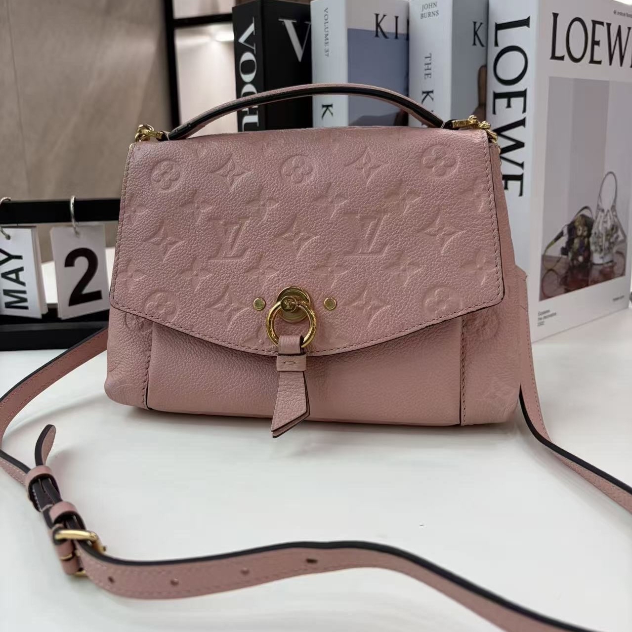 【預訂貨品】LV blanche全皮壓花郵差包