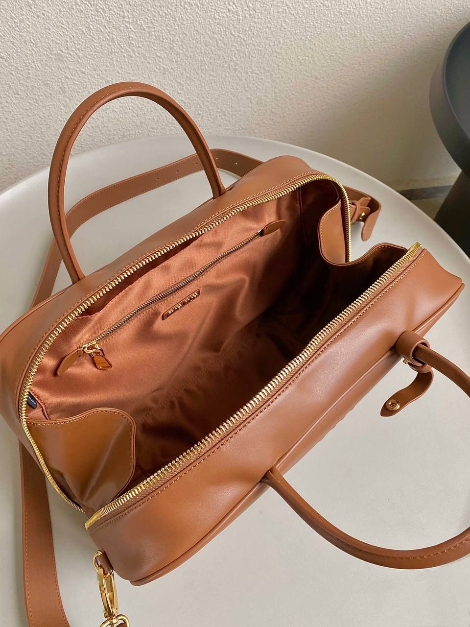 🈶焦糖色 | 肩带款 𝗠𝗶𝘂𝗠𝗶𝘂23秋冬公文包 比经典老款多了一条长肩带 斜挎手拎更加实用，直接翻红啦！！ 看似一样，实际尺寸上有轻微小改 但差异不大，整体也比老款要薄一点 斜挎起来更有轻盈感，不会显得太笨重 近两年miu水涨船高，爆款制造机 出什么火什么，杀疯了已经，都去冲 一整个甜酷少女感路线，赢麻了！！ 23×34×10cm，#F0020m