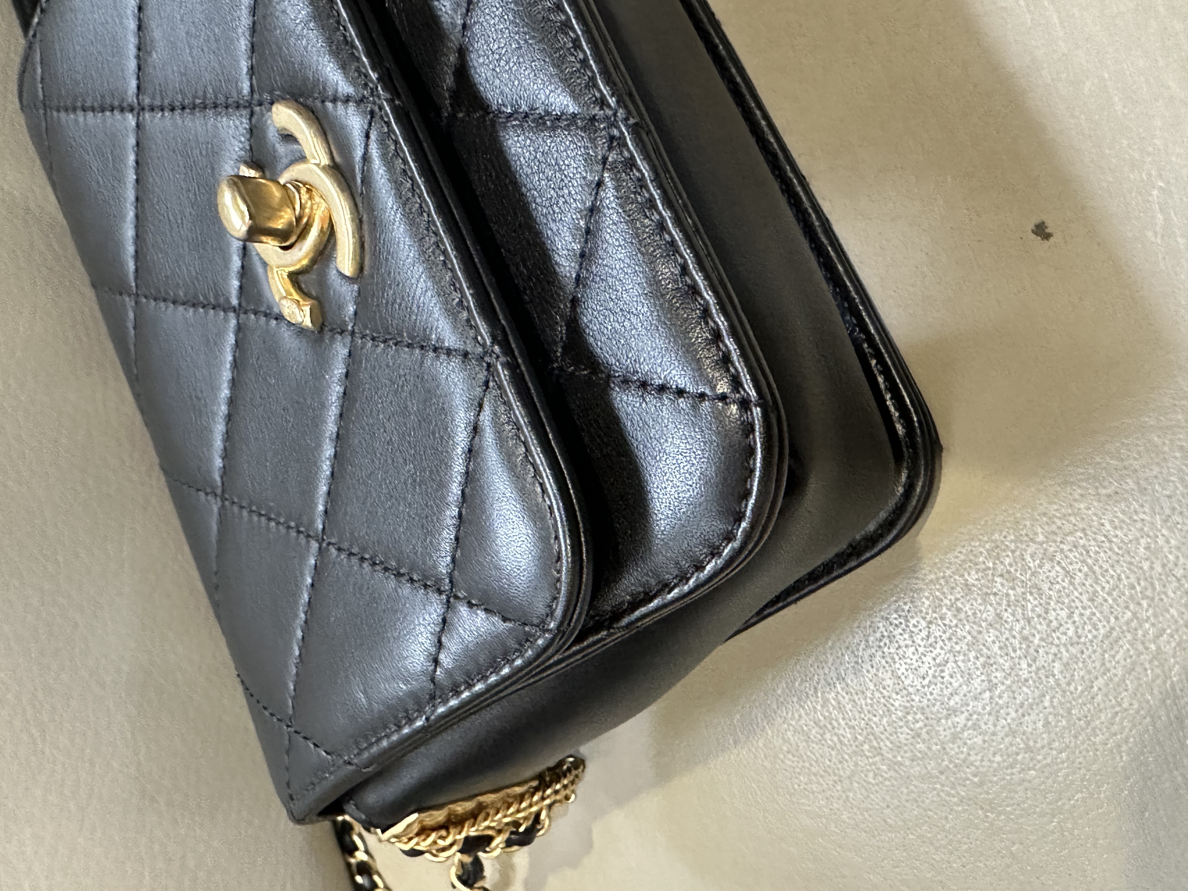 Pre-owned Chanel Quilted Lambskin Multiple Chain Flap Bag / Product Code: 25040506