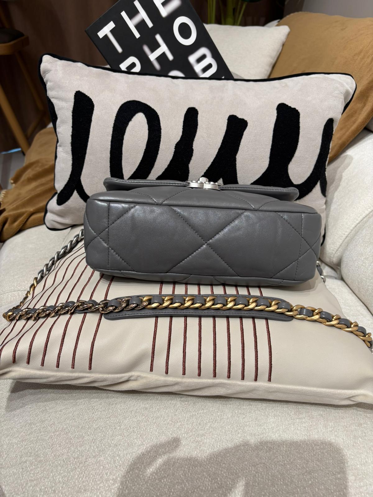 Chanel 19 Small Grey Calfskin 100%Authentic, 95%New ✅晶片✅Dust bag ✅Box 