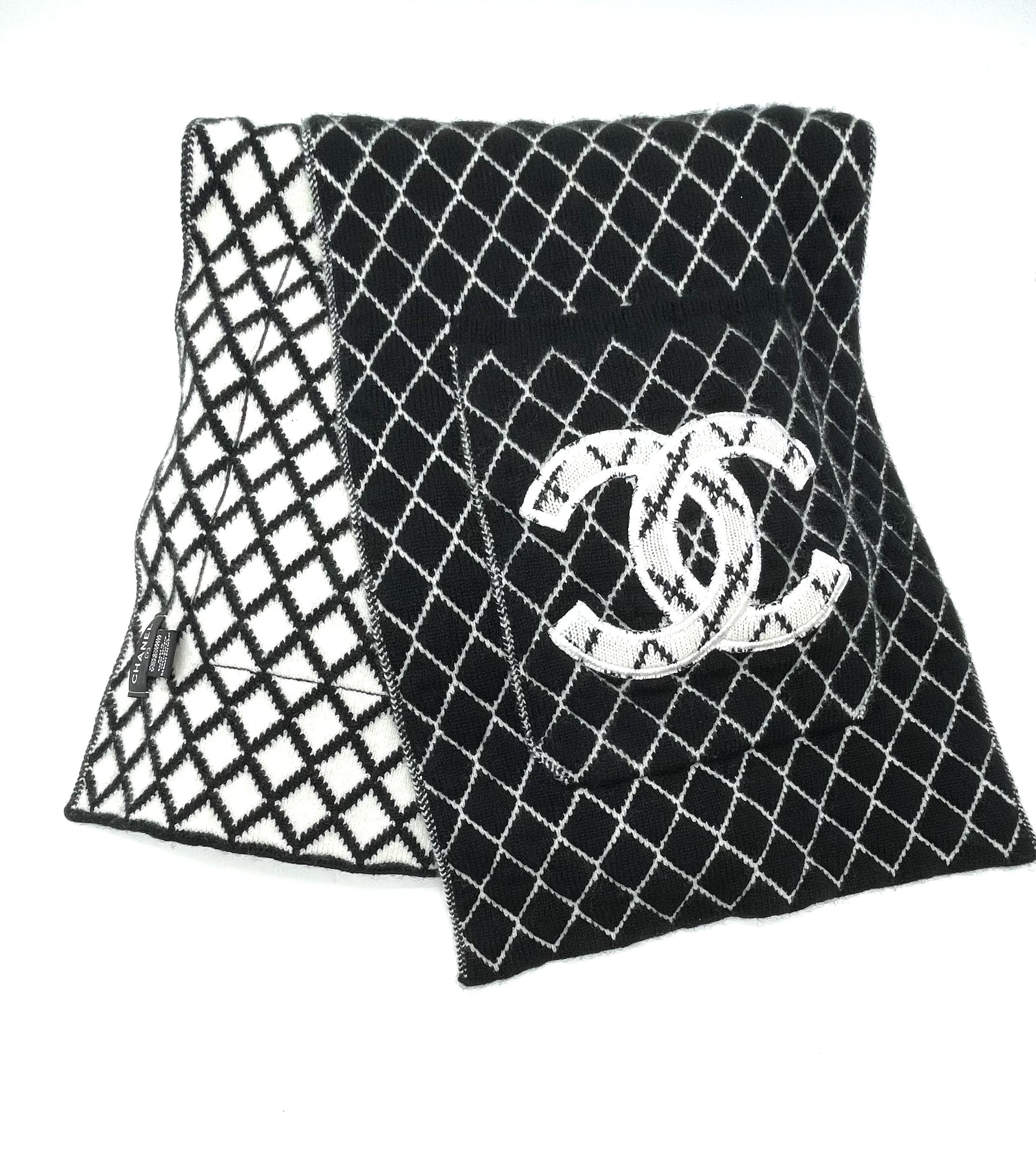 Pre-Owned Chanel Black Cashmere Scarf With CC Logo / Product Code: 26040701