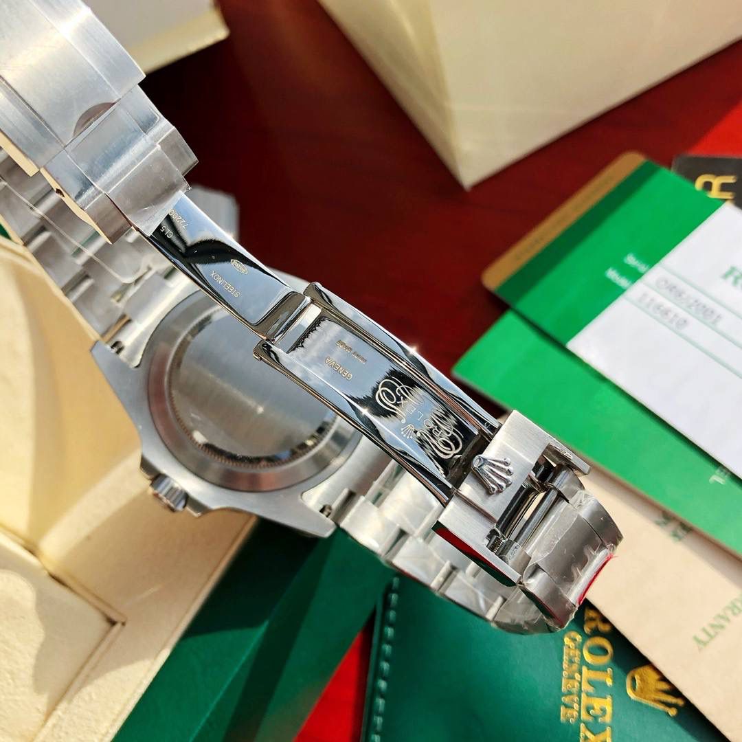 新款硬货！劳探险家来啦！戴出去撞款率极低的一款劳力士！烂大街的不要！绿水鬼都没有你帅气！将昨天的自己甩在昨天，今天，你好！表盘直径为42mm，带有小窗凸透放大日历十分方便读取。优越的质感佩戴更舒适。劳力士之所以被称为“一劳永逸”，除了抗造和惊人的保值率，还有业界领先的走时精准度，我们给这个探险家装载了瑞士原装ETA-2836机芯，瑞士机的口碑大家都知道，精准稳定性没得说！终身保固！劳力士经典的外观和精湛的工艺深受市场追捧，感觉非常低调沉稳，像个不爱张扬、不喜炫富，但仔细端详细节，有一种年轻的张扬和朝气！