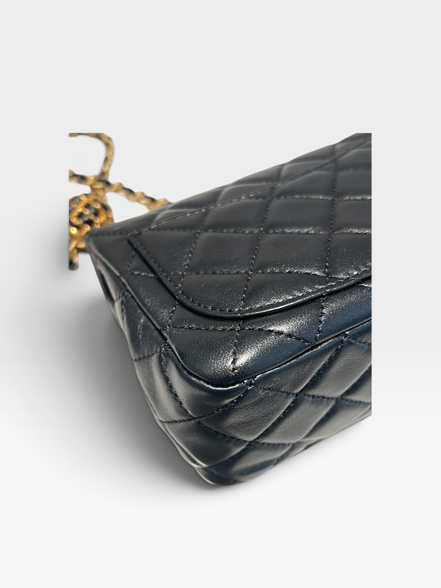 Pre-Owned CHANEL Black Quilted Square Pearl Crush Gold / Product Code: 091803