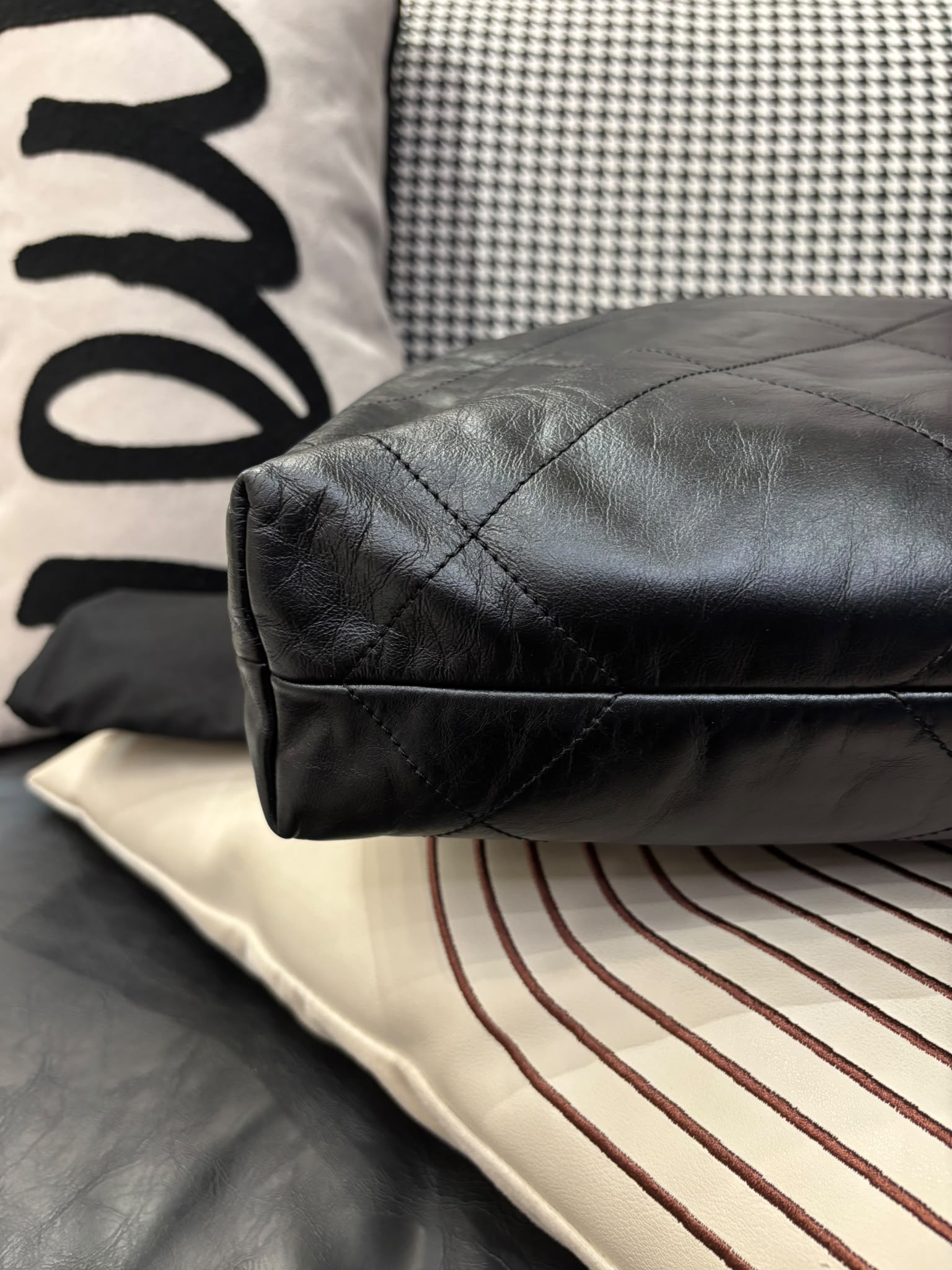 Chanel 22 small so black calfskin,100%Authentic, 95%new ，✅晶片✅Dust bag✅box