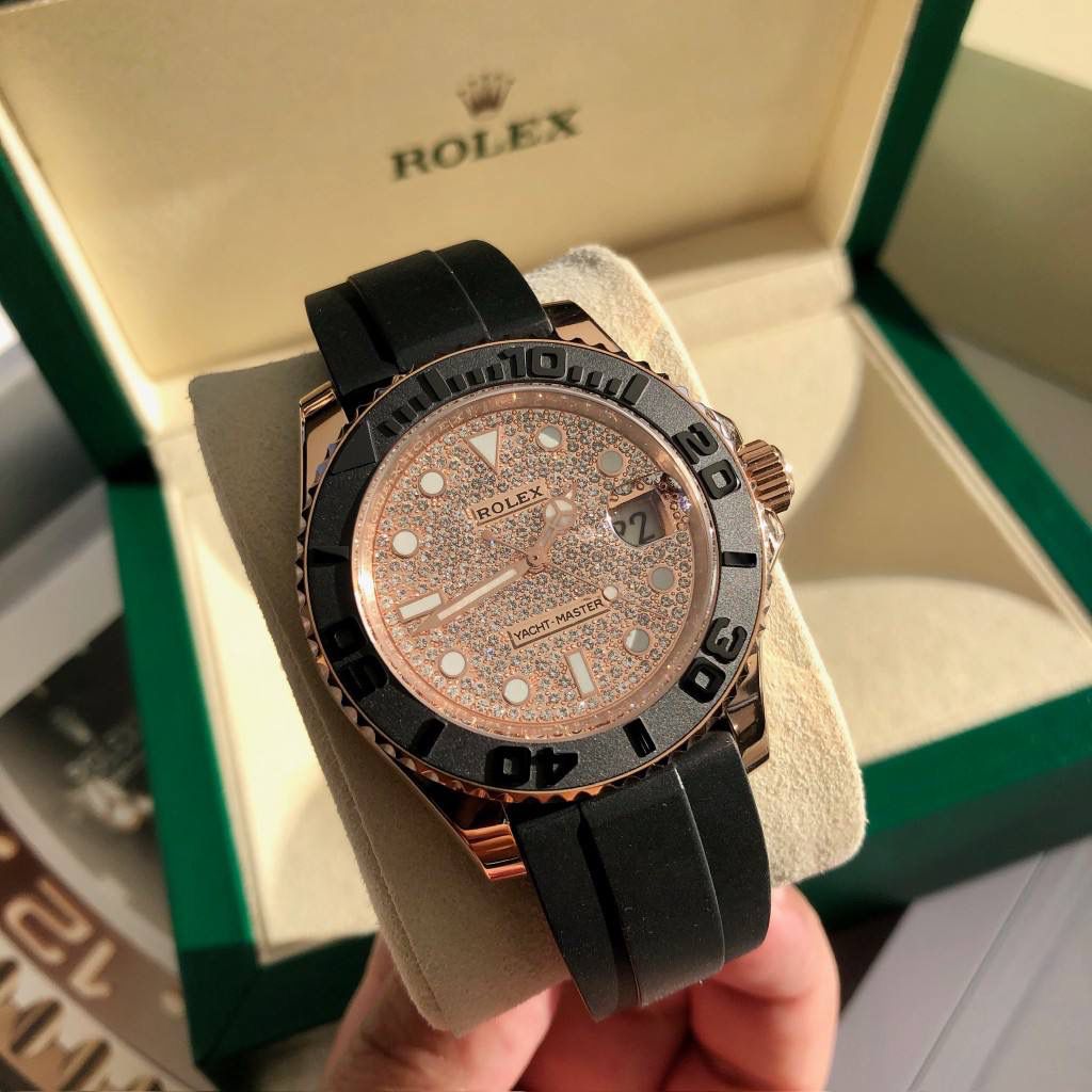 【经典名仕 一劳永逸】劳家爆款游艇名仕型系列m126655-0005男士腕表40mm钻面游艇出货，继续秉承AD家族优质特色、独家出品一表一码，三码合一 【机芯】搭载AD专注而制0️⃣返修、💯全新原装西铁城8215全自动机械机芯，走时精准，性能优异，动力储备高达48小时 【表壳】316L精钢表壳 高端同步防指纹[强]陶瓷圈口原版同步双向旋转，完美呈现与原版一致的弧度、光泽，超强高密度矿物质玻璃镜面，精致的做工完美秉承原装的潜水游泳🏊‍♀️性能 【字面】大厂同步超强夜光，夜光刻度、表针无瑕疵斑点、晶莹剔透，细节同步正品，内影圈刻字清晰，字体匀称 【表带】采用进口硅胶原版同步胶带搭配316精钢可调节表扣