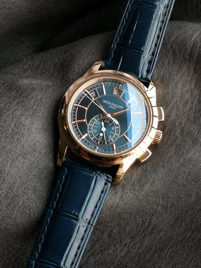 2024墙裂推荐 重金打造经典时计】——百达.翡丽复杂功能系列5905R-010重磅登场，迄今推出的首款Nautilus复杂腕表，以超复杂的工艺技术打造休闲运动腕表。 1⃣️小身板大能量：尽揽以下功能∶12点位日历功能 10点位星期功能 2点位星期功能 6点位24小时。所有功能都可正常使用。 2⃣️机芯采用复刻版Cal.240自动上链机芯，在实现外观的逼真前提下，功能一并完美诠释。 3⃣️改装大师独立制表人，倾情参与定制改装表盘颜色，给予独一无二的腕表增添有趣的灵魂！ 匠心力作 欢迎各位表友品鉴！