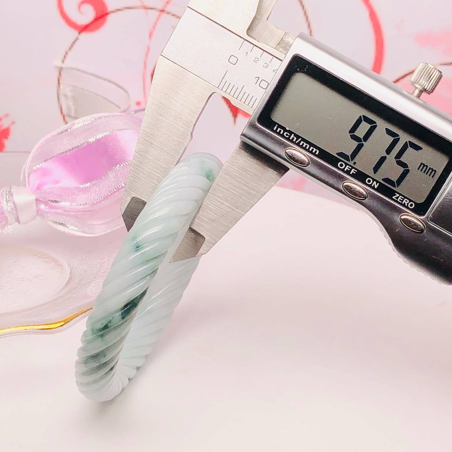 淡綠飄花扭紋鐲48.2mm