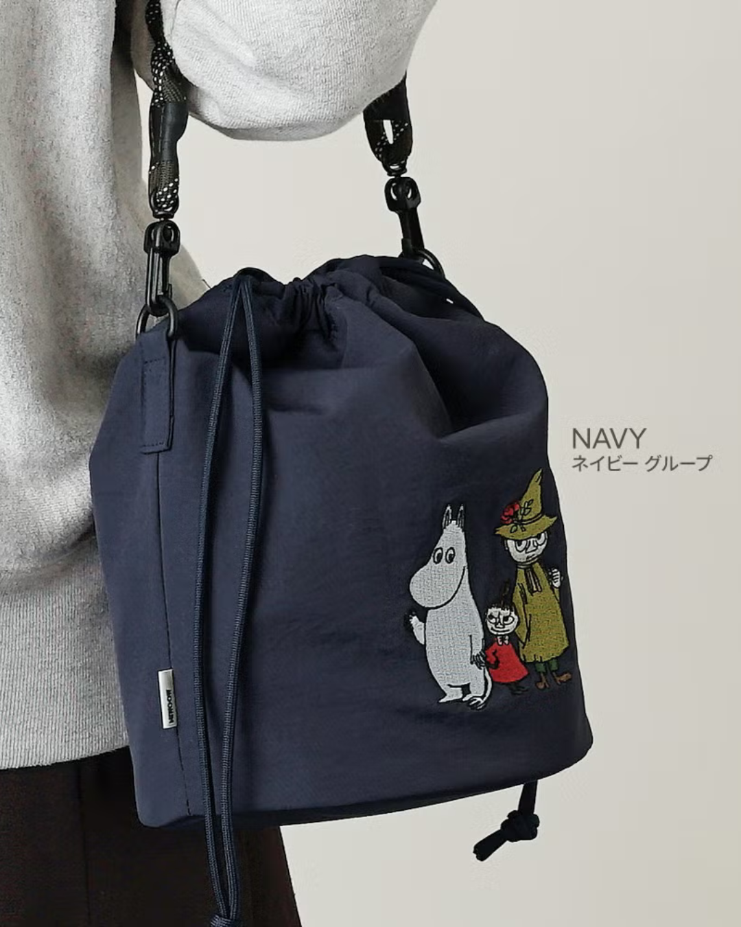 日本代購【 2026新產品 日本直送 精緻刺繡 x 實用度滿分💯 姆明家族 2Way 輕量防潑水索繩袋 Moomin 2Way Drawstring Bag • Water-Repellent Nylon 】