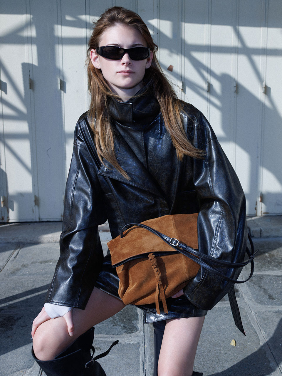 LOEUVRE - Arche Shoulder Large (suede ver.) FA6AB377-N8