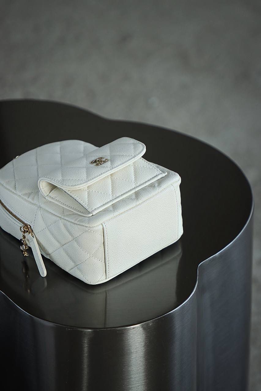 24C迷你書包鑒定版 👜 一包一碼 支持全球鑒定查驗身份證原廠專G Haas皮料過關清單資料可査詢 Chane*25C迷你雙肩背包 雖然小 但非常實用能雙肩能單肩小書包 五金：全鋼金扣 皮料：Haas中球牛皮 尺寸：18*13*9cm