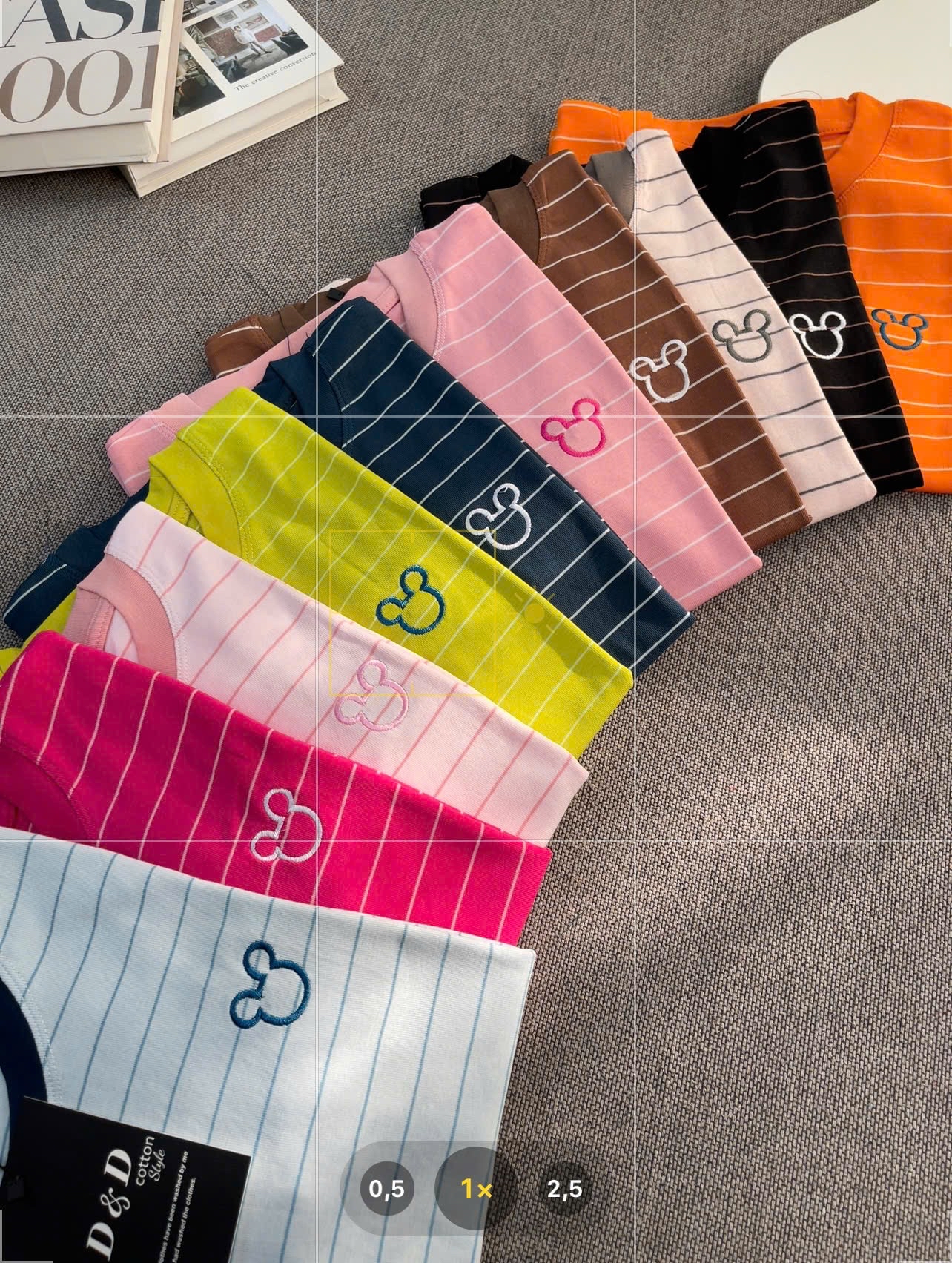 繡有卡通人物的條紋T卹 