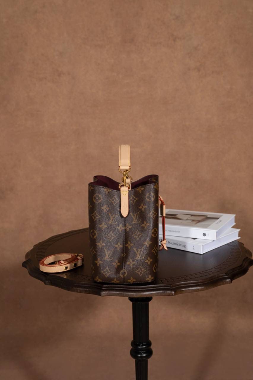 LV水桶包 BB🎀 这款 小水桶 NÉONOÉ BB 真的很吸睛，一看就会心动 😍✨ 📏 尺寸 20 × 20 × 13cm 小巧可爱 🥰，但容量 surprisingly OK～ 手机、钱包、钥匙、口红通通放得下， 出门完全没压力 💄📱