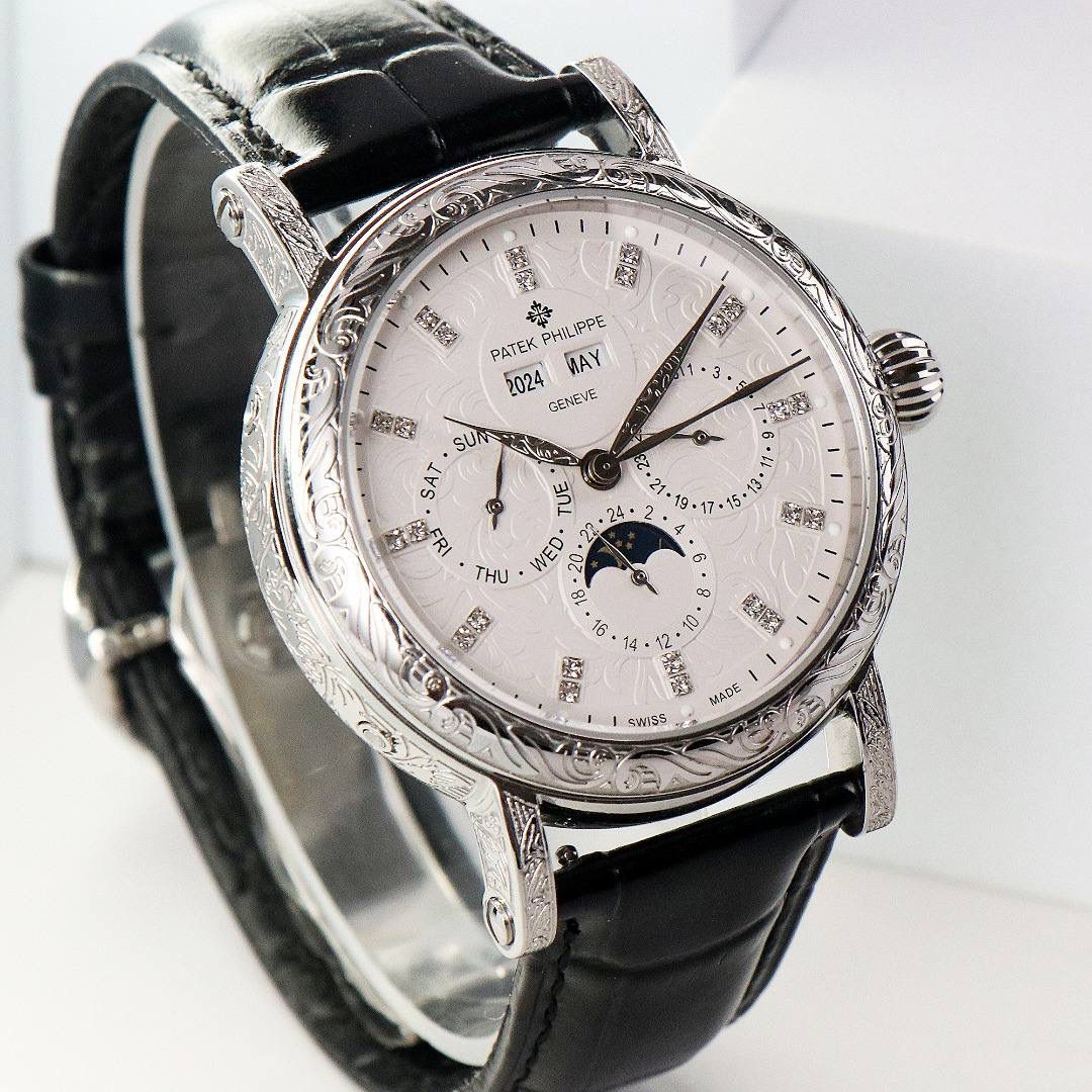 【铁划银钩 苍劲有力】高颜值新品 古朴。复古。精湛的工艺！ 年度最佳典藏之作——百达翡丽古典超级复杂多功能 万年历功能腕表 团队历时两年多精心设计，不计成本，敢为人先，力求完美，克服重重难关，突破多层技术瓶颈，机芯型号为CH 29-535 升级版，质量稳定！【表带】经典意大利小牛皮表带，纹路清晰，质感好。搭配圈市面最顶级的百达翡丽灯笼表扣，通用原装无压力。 优雅的Calatrava雕花表壳极具个性，42毫米的表径适配大众男性手寸，与专柜一致，非常商务可亦休闲。