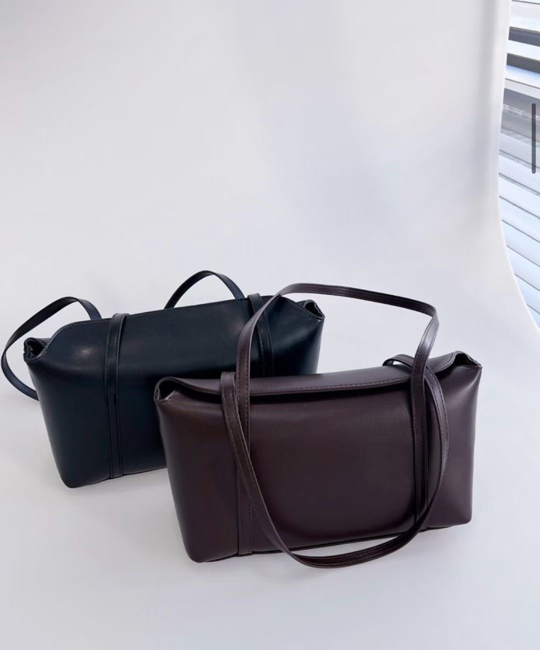 【 ‹◂ 店主自留💼容量級～日常上班OK！超特別復古感方型皮袋🤎 】 Classic Work Day Leather Bag(兩色入)