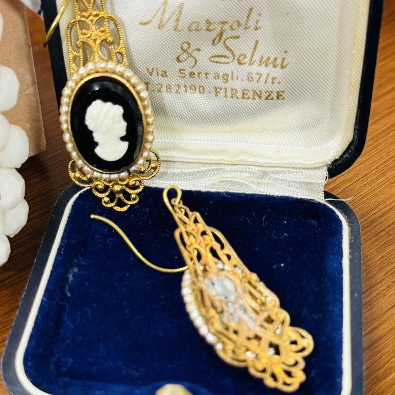 Vintage Recomposed Czechoslovakian Black Glass Cameo Pearl Hook Earrings (B131)
