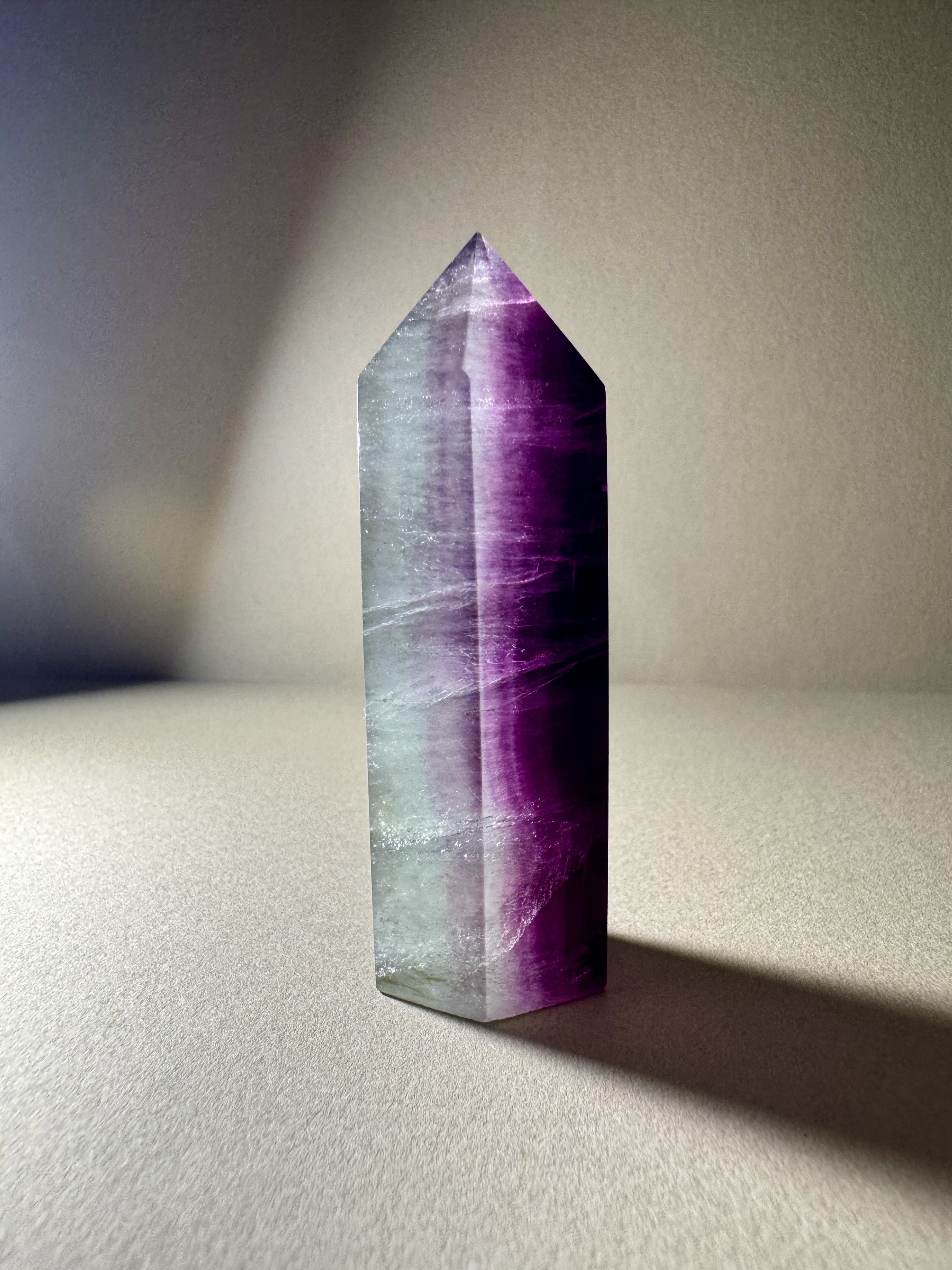 天然水晶柱 － 紫綠分層冰飄海浪紋螢石