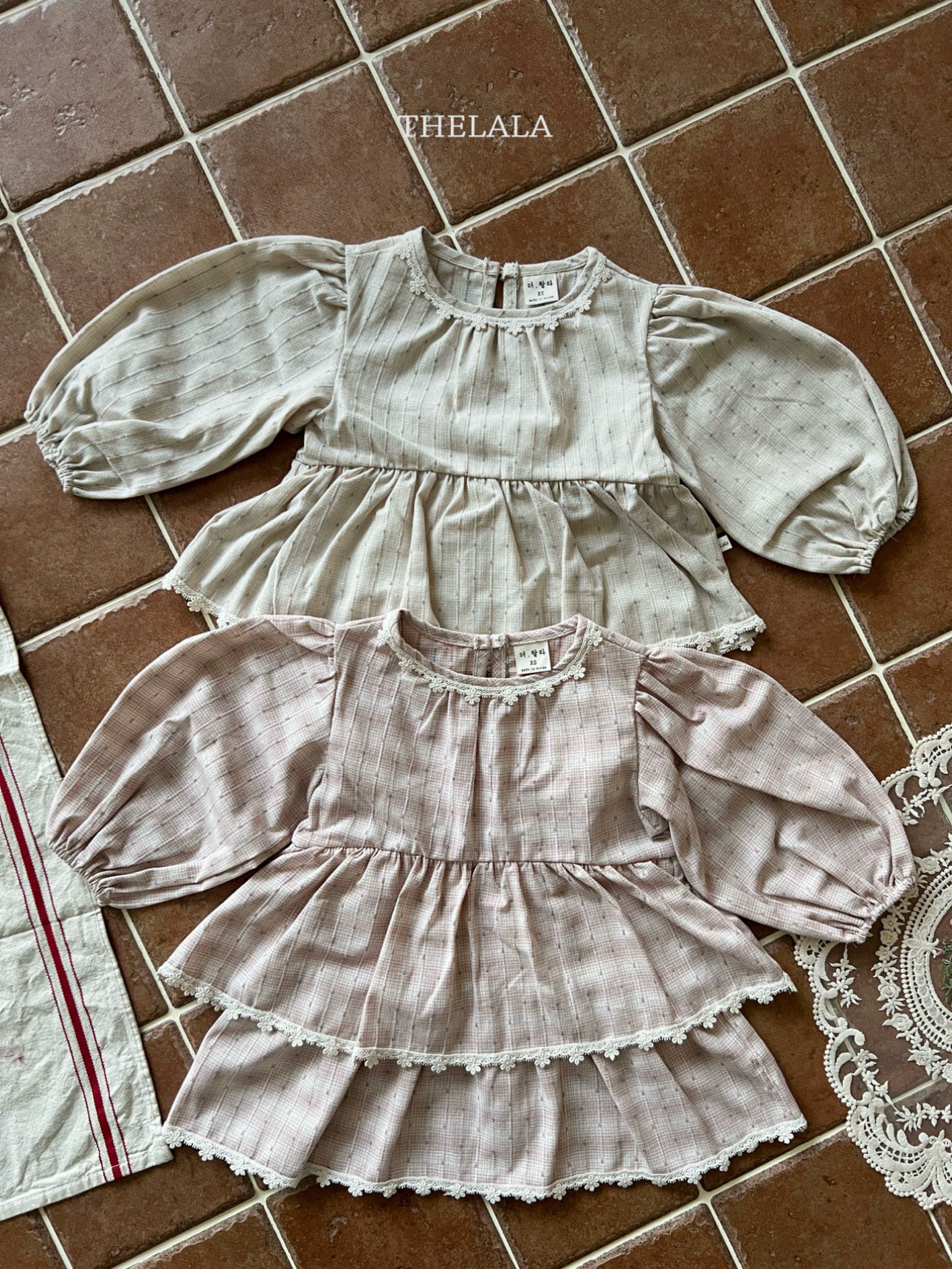 🌸預訂 韓國直送🌸🇰🇷THELALA兩色蕾絲花邊層疊荷葉邊格紋長袖連身裙