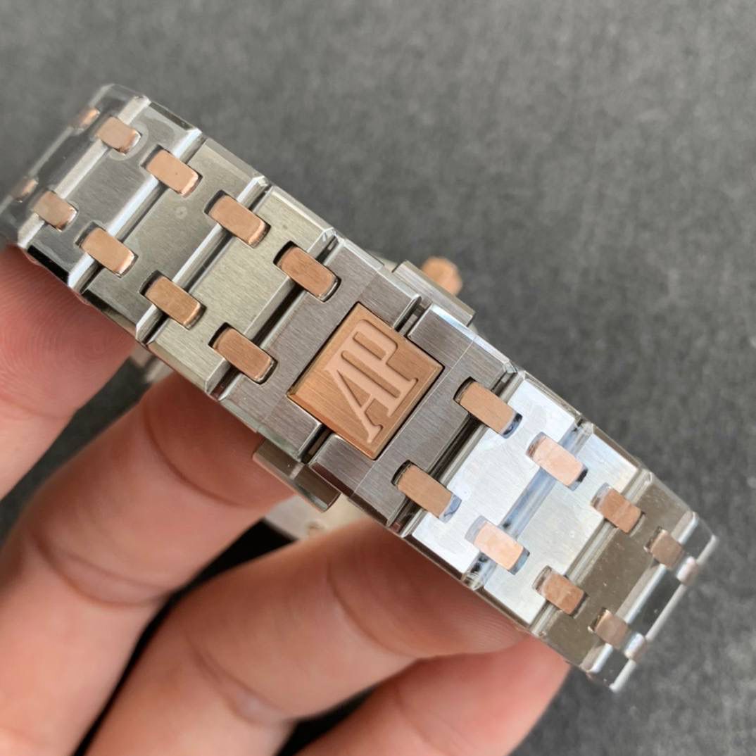 🚀连专柜都很难买的AP女款到货啦！皇家橡树系列中的女士腕表，其官方型号为67651ST.ZZ.1261ST.01，皇家 橡树系列独有的八角形外观还拥有a p独特的设计风格也将女士优雅风格融入其中，深受女士们的爱戴，即使只有33毫米的小尺寸，也将爱，，彼独有的纯净美感与刚毅线条展现的淋漓尽致。 而镶满钻石的表圈也为佩戴的女士增添了更多的柔美。搭载瑞士石英机芯、拥有实用的日历显示功能‼️