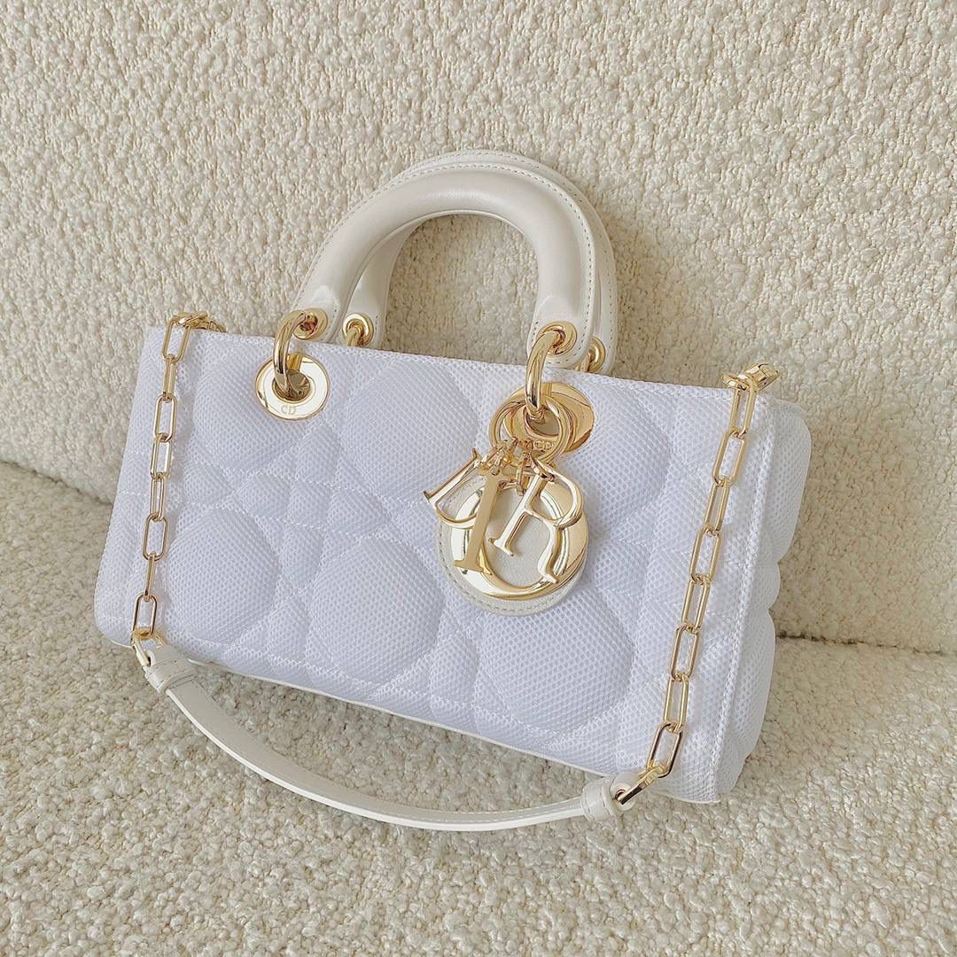 𝗗𝗶𝗼𝗿 𝗗-𝗝𝗼𝘆 𝗯𝗮𝗴网格白色（横版） 时尚果然就是轮回，回归了一把中古戴妃 全新材质科技织物面料，长方包形短链条➕宽肩带（其他款是细长肩带）直接封神！！ 复古时髦感超强，真是什么场合都可以把住💕💕 绝对是lady中的天花板了，强势出圈啦姐妹们 26 x 13.5 x 5cm