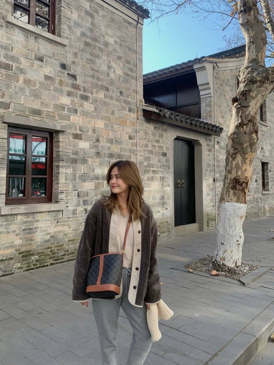 🔥大货实拍图 𝗖𝗘𝗟𝗜𝗡𝗘♥𝗧𝗥𝗜𝗢𝗠𝗣𝗛𝗘 𝗖𝗔𝗡𝗩𝗔𝗦小号水桶 型号：191442 尺寸：30*22*13cm。