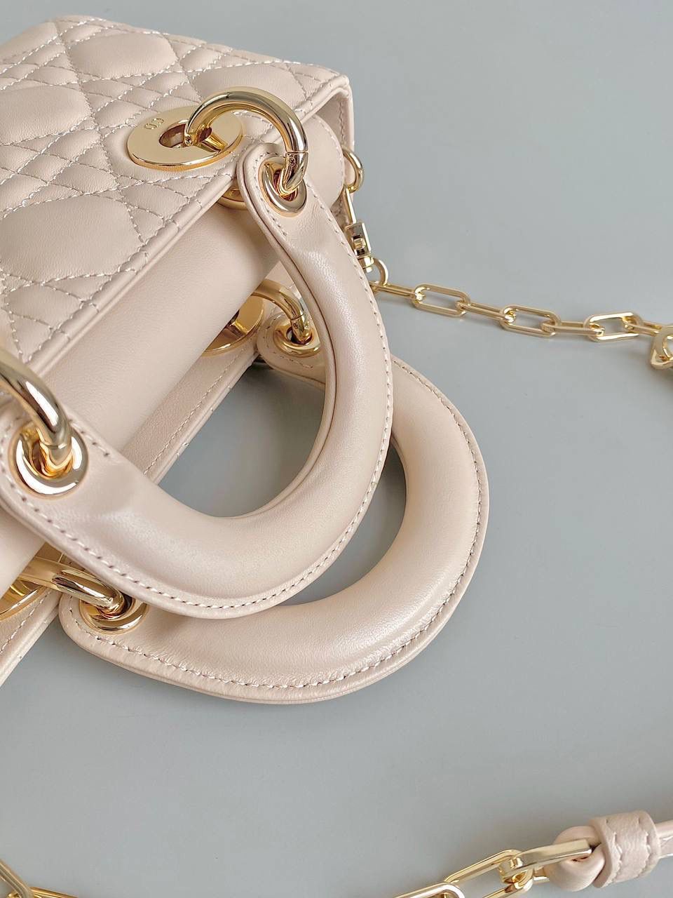 沙粉色小号🎀𝗗𝗶𝗼𝗿 𝗗-𝗝𝗼𝘆 𝗯𝗮𝗴羊皮2023款，新色 时尚果然就是轮回，回归了一把中古戴妃😍🌟 长方包形，短链条➕细长肩带直接封神！！ 复古时髦感超强，真是什么场合都可以把住 绝对是lady中的天花板了，强势出圈啦姐妹们 22.5×12×5.5cm