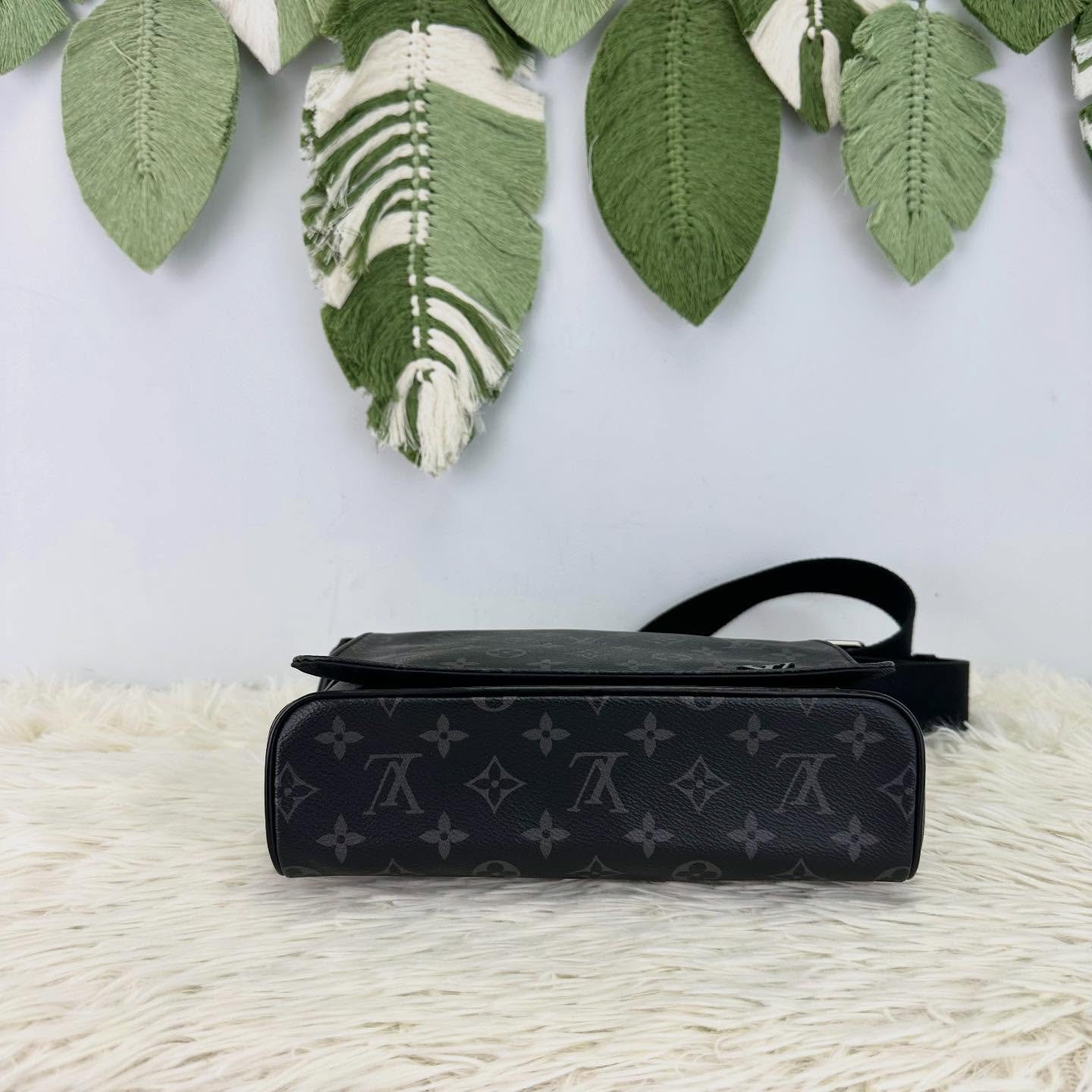 LV🤍PRE OWNED District 黑色老花郵差包 PM Size 晶片款🖤 