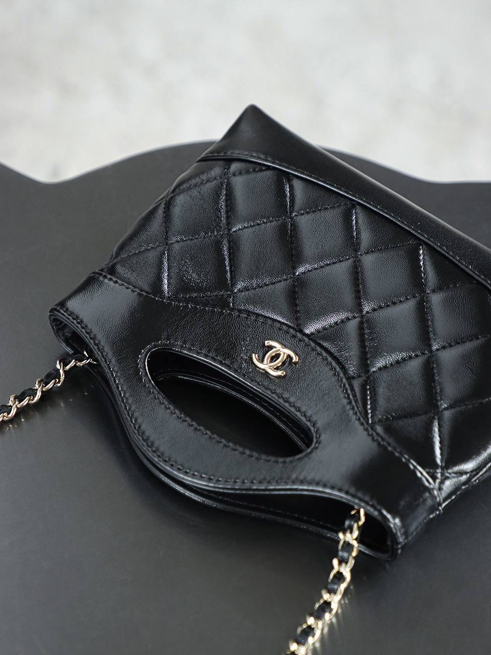 Nano 31Bag鑒定版👜 一包一碼 支持全球鑒定查驗身份證原廠專G Bonaudo皮料過關清單資料可査詢 夢中情包31bag nano從設計上看，它的鏤空固定手柄設計十分吸睛，成為整個包的獨特亮點，開口採用磁吸設計，開合輕鬆便捷。 搭配的一條皮穿鏈肩帶，無論是單肩背還是斜挎，都能完美適配各種身形，輕鬆打造出不同風格，相信我，一旦擁有，你定會愛不釋手！ 五金：厚镀14k淡金 皮料：Bonaudo亮面小羊皮 尺寸：20*17.5*3.5cm