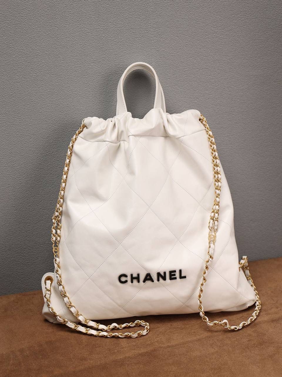 CHANEL香奈儿 22SS春夏系列 22Bag链条双肩包🎒❤️‍🩹 独家渠道货 独家欧洲原厂皮组装ZP尾单货 原厂白色亮面牛皮 搭配黑色logo以及金色做旧五金 真的太好看了🌟 尺寸：42*36*8cm