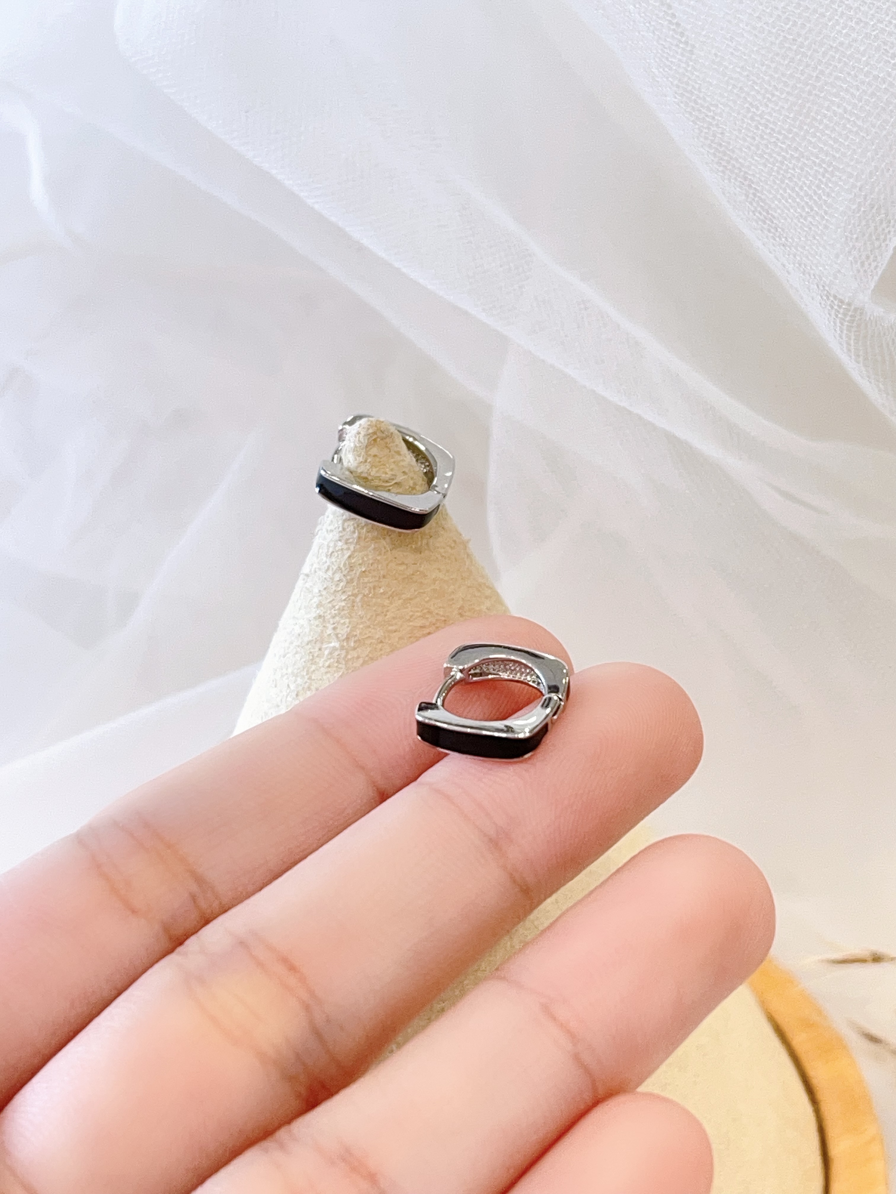 拼色黑边方形耳扣耳环