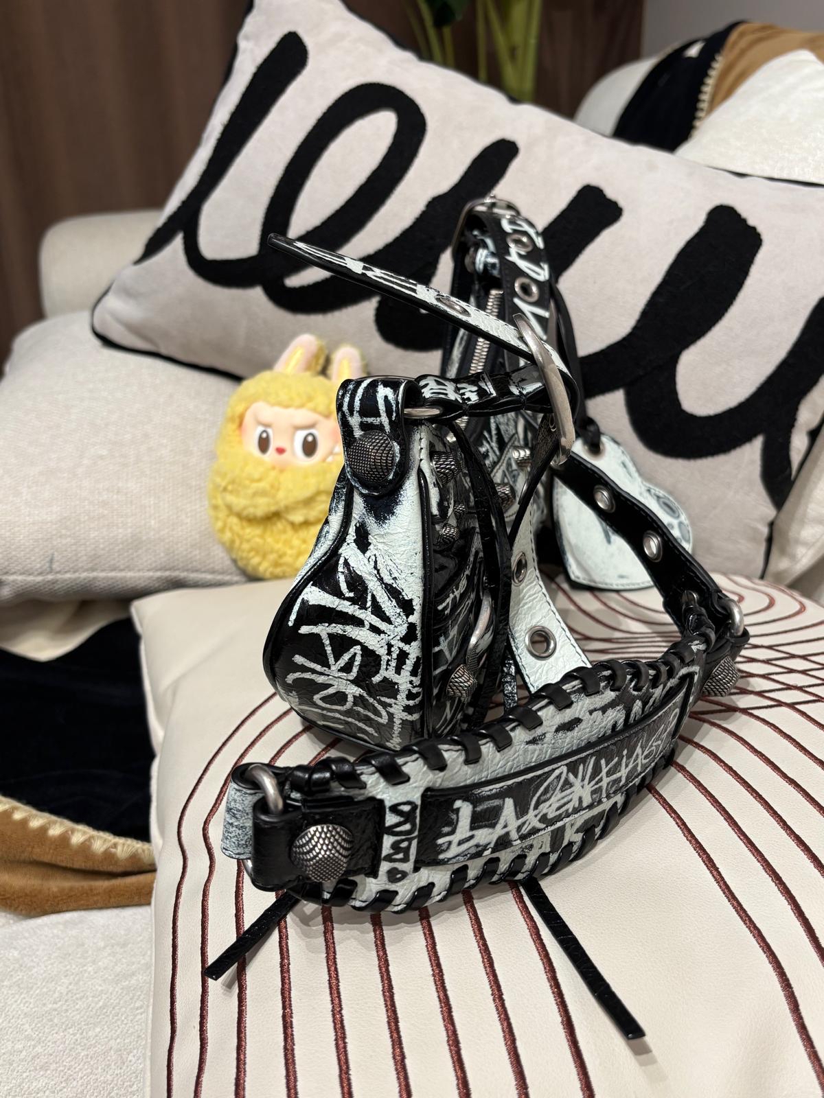 Balenciaga Shoulder Bag 100%Authentic, 98%New ✅Dust bag