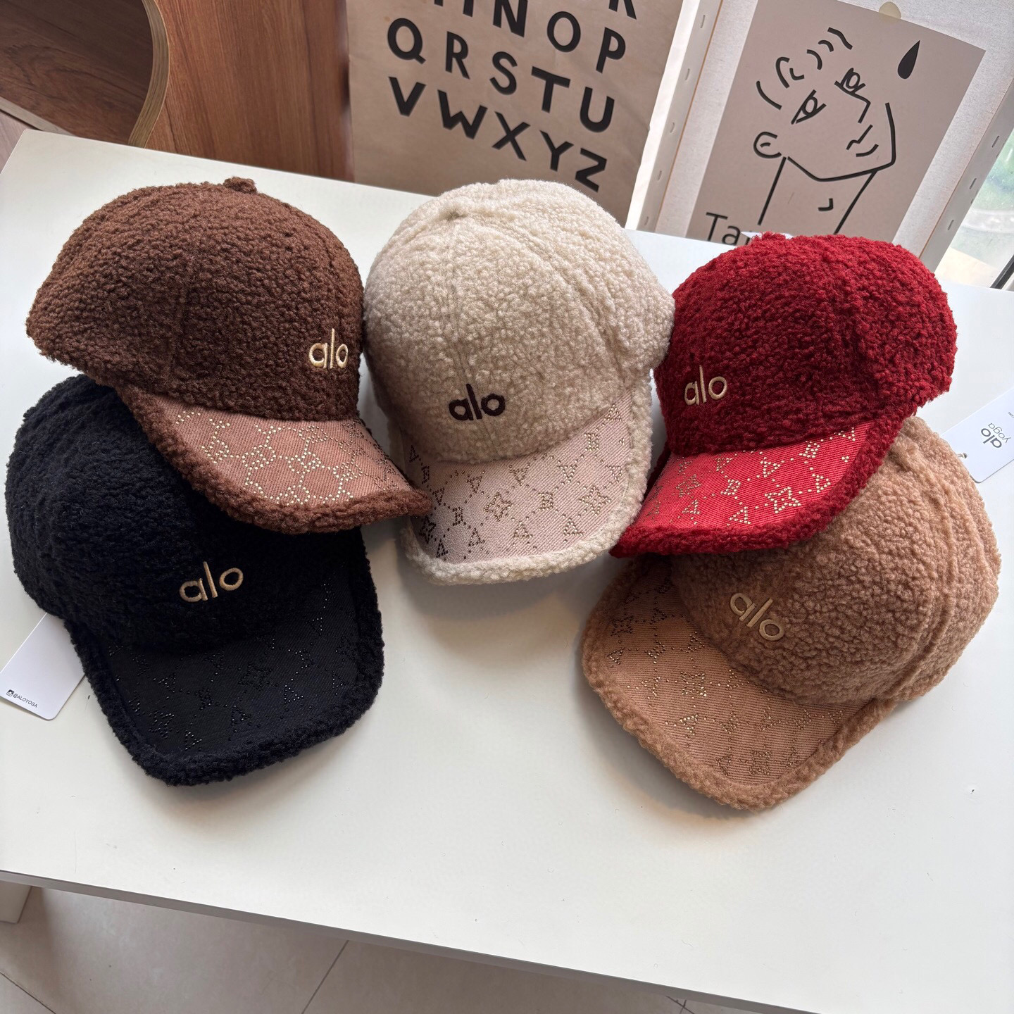 $79件。2件起$70件。ALO 秋冬羊羔絨棒球帽Alo Yoga 潮流達人極力推薦款