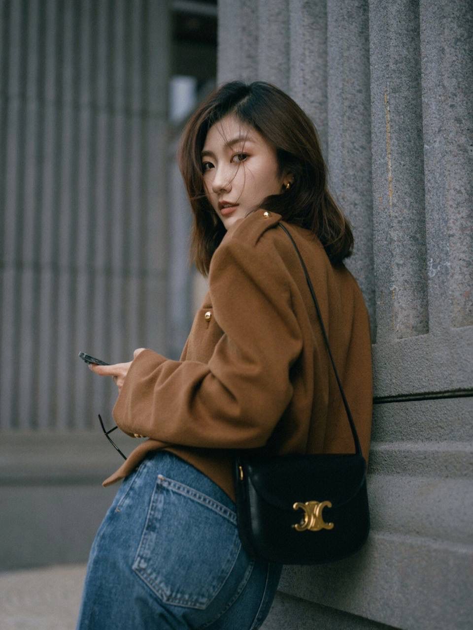 🔥大货实拍图 𝗖𝗘𝗟𝗜𝗡𝗘 ♥ 𝗧𝗘𝗘𝗡 𝗕𝗘𝗦𝗔𝗖𝗘肩带马鞍 型号：110413 尺寸：18.5*16*6cm 新款凯旋门马鞍包的材质是亮泽牛皮，包包本身就有高级的皮质光泽感，可斜挎也可单肩，我比较喜欢把带子收最紧单肩背，想可爱一点可以斜挎背都跟好看！🥰