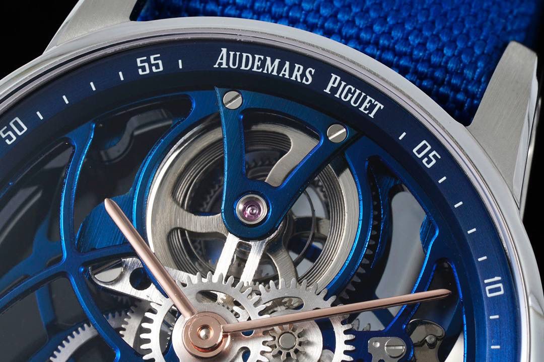 🚀爱彼最新款陀飞轮镂空腕表Code 11.59系列 Ref.26600 推出双拼色复杂动感结构表壳。全新标志性双曲面水晶玻璃带来独特的视觉体验！💯 亮点1、匆匆一瞥无法体现 Code 11.59 系列的复杂性和令人印象深刻的工艺。它看似圆形的表壳搭配纤薄的表圈，实则为大胆、并置的建筑形状的多面融合。为向品牌标志性皇家橡树表圈致敬，表壳中层为八角形，配有厚拉丝表带和抛光倒角。表耳也采用拉丝表面和抛光斜面，呈镂空设计。衔接表圈和底盖上，拱起保护着表壳中层。表壳中层与表圈、表耳和底盖之间的对比凸显了表壳的精致结构，表壳直径为 41 毫米。 亮点2、表盘由拱形双曲面蓝宝石水晶镜面保护，镜面高于明亮的抛光表圈，镂空陀飞轮机芯一览无余。定制AP 2948 型机芯是一款多层手动上链陀飞轮机芯，垂直排列的机芯，陀飞轮位于 6 点钟位置，发条盒位于 12 点钟位置，为镂空带来令人愉悦的对称性。机芯优雅弯曲的桥板采用三种不同的灰色调，突出了深度，并与浅灰色发条盒和齿轮系形成鲜明对比。内包头粒尼龙/皮表带，配小牛皮衬里 配备AP 针扣。