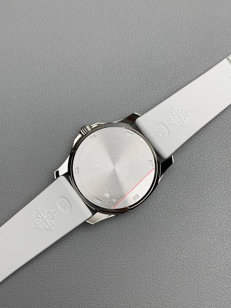 百达翡丽 5067A 手雷 石英女表 ——PPF继续购入原装PP--5067A腕表，独立拆解开模。完美还原PATEK PHILIPPE--5067A全系列石英腕表，带来全网最佳的复刻产品和极致体验。 【表带 扣】 1.采用与原装一致的天然复合橡胶（Tropical）材质，经久耐磨，可抵抗海水侵蚀和紫外线辐射。 2.完美克隆Aquanaut最新表扣，即使在非常细小的拐角处上也做有倒角润饰，确保还原正品般的舒适感。 【表壳】 1.腕表尺寸35.6X7.7mm 圆润的八角形表壳与原装一致，保持着复古的造型和精湛的打磨。 2.旋入式把头设计和实心底盖吻合与原版 3.表圈镶嵌46颗顶级施华洛世奇水晶（共计1克拉） 【机芯】 瑞士石英机芯改PPCal.E23-250芯。走时稳定，续航持久，性价比超高。