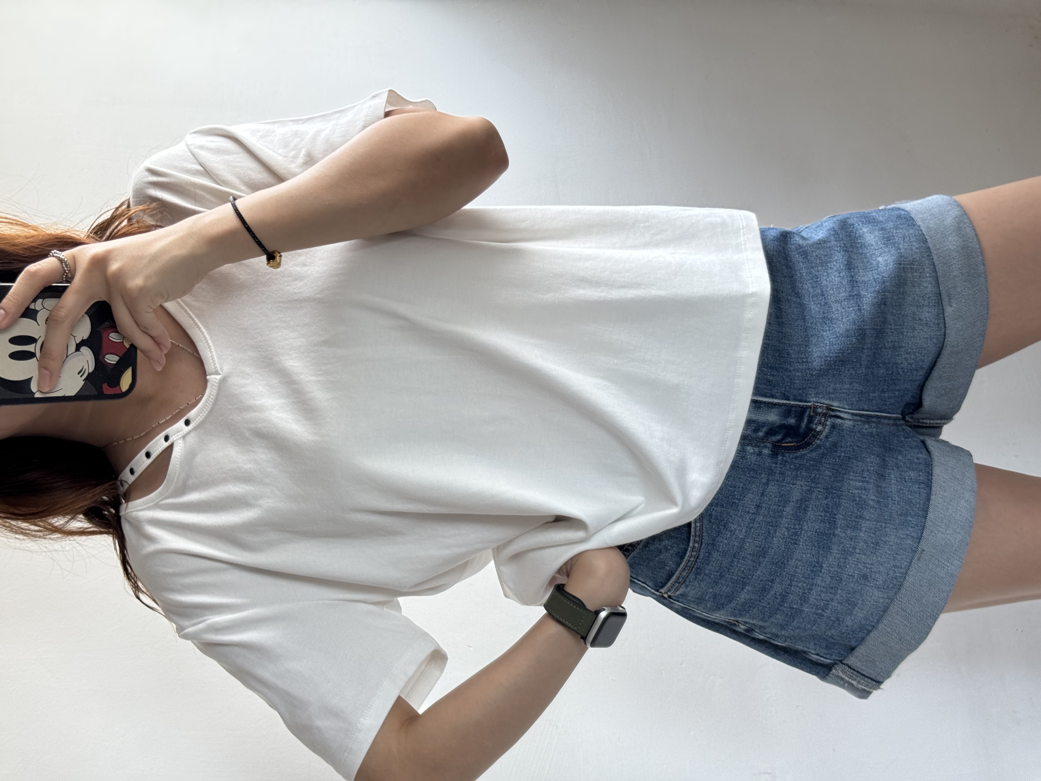 窩釘小V領穿洞Tee