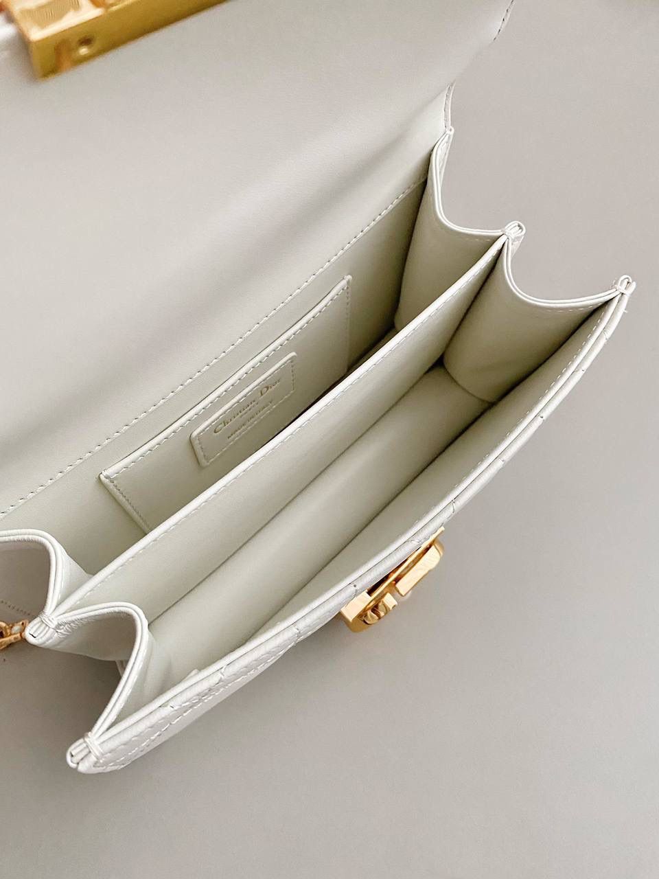 🈶白色迷你 𝐃𝐢𝐨𝐫 𝐀𝐧𝐠𝐞 𝗯𝗮𝗴手袋 这款颜值真的好看爆! 拿手上那种厚重的千金感’一秒沦陷 超大的CD 按扣、珍珠金属链条、和全金属手柄加上复古的包型、让整体非常精致 有种阳刚与柔美的酷时尚感 内里有隔层，可以很好的把私人物品归类 手拎手腕肩背腋下都可以 真的做到实用好看俩不误，超赞！ 20×12×5cm #💰115050m