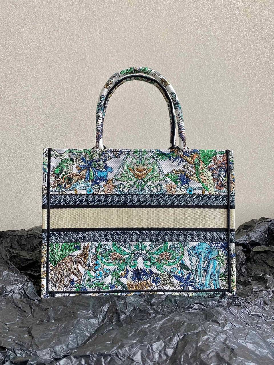 🈶丛林绿，中号 𝗖𝗗 𝗕𝗼𝗼𝗸 𝗧𝗼𝘁𝗲 23限定购物袋 对于我这种偏爱彩色的来说，简直惊叹 不得不说被这只戳到，好美很适合去度假🏖️😍 印度异域风情，大自然永远有的灵感 绿色的繁茂植物和幸运星结合在一起 有种扑面而来丛林夏日的神秘，且高级🌳 多元素的文化交流，是一只行走的艺术品 36.5×28×17.5cm