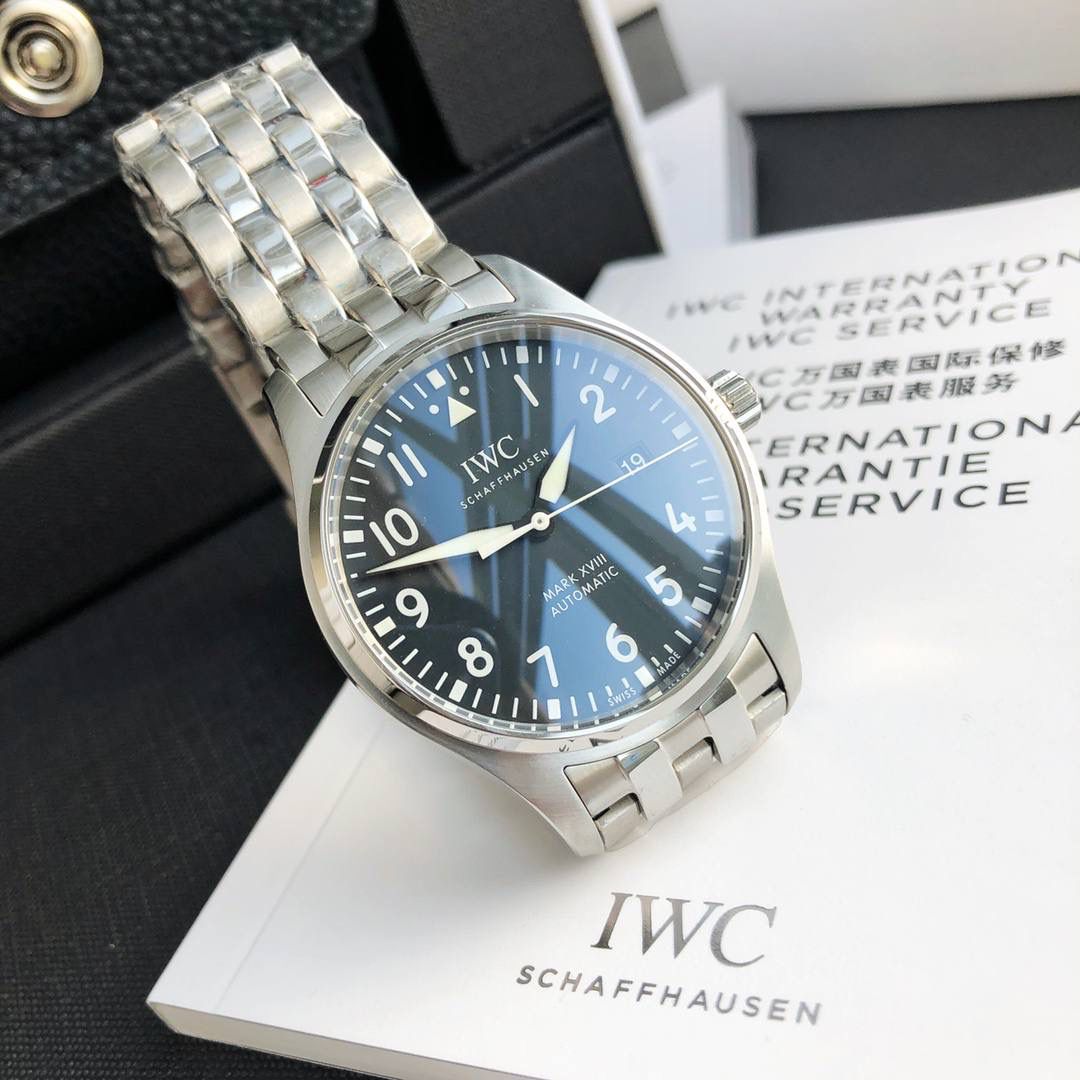 硬货首发，市场独家！IW327015，316L精钢材质，非凡工艺，让小厂知难而退！万国飞行员马克十八传承腕表，采用原装瑞士ETA王牌机芯，40mm表径，全数字刻度超强夜光，双面防反光凸状蓝宝石玻璃表镜。原版1比1开模钢带，在很多细节的把控上都已达到行业顶级，且多项可为标杆，整表细节一丝不苟。 原装价格4W多，一般人均可轻松驾驭，此款万国飞行员腕表视为万国经典款型，任何场景着装均适合佩戴，可谓百搭神器。全套包装出货