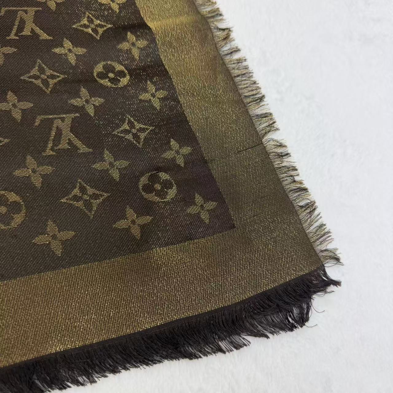 LV 老花頸巾 方巾