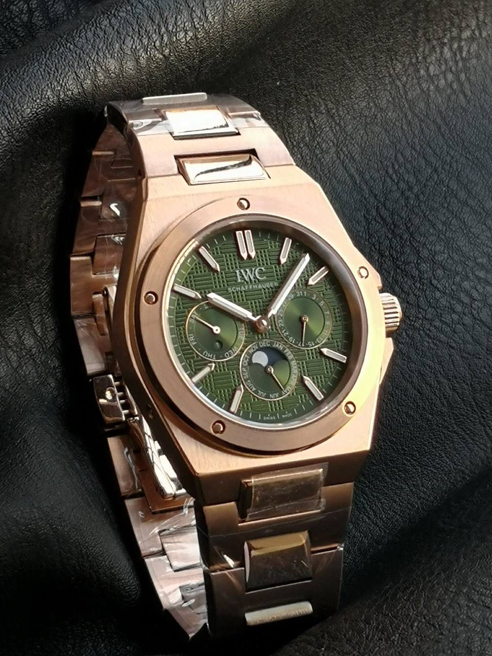 万国工程师系列万年历腕表，复刻界最复杂的腕表，所有功能同步原装，所有功能调节通过把头控制. 1⃣️【功能介绍】3点钟位置显示日历，9点钟位置显示星期，6点钟月份月相指针显示。 2⃣️【做工精细】外壳采用原版同样的三件套结构，中间拉丝，上下壳为抛光，镜面采用高成本的锅盖形蓝宝石，使其质感提升。 3⃣️【机芯性能】尺寸41.6mm,机芯采用天津机芯改82600，高效稳定，动力时间长达72小时以上，进行加装复杂的万年历模块，而且同步所有功能实现同步原装通过把头调节。 4⃣️【⚠️注意事项】由于万年历模块十分复杂在出货前都会调准时间，客户收到直接上链上手佩戴即可，⚠️请不要轻易乱调，由于机芯加装升级功能，调节需慢慢按调。