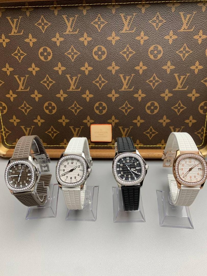 百达翡丽 5067A 手雷 石英女表 ——PPF继续购入原装PP--5067A腕表，独立拆解开模。完美还原PATEK PHILIPPE--5067A全系列石英腕表，带来全网最佳的复刻产品和极致体验。 【表带 扣】 1.采用与原装一致的天然复合橡胶（Tropical）材质，经久耐磨，可抵抗海水侵蚀和紫外线辐射。 2.完美克隆Aquanaut最新表扣，即使在非常细小的拐角处上也做有倒角润饰，确保还原正品般的舒适感。 【表壳】 1.腕表尺寸35.6X7.7mm 圆润的八角形表壳与原装一致，保持着复古的造型和精湛的打磨。 2.旋入式把头设计和实心底盖吻合与原版 3.表圈镶嵌46颗顶级施华洛世奇水晶（共计1克拉） 【机芯】 瑞士石英机芯改PPCal.E23-250芯。走时稳定，续航持久，性价比超高。