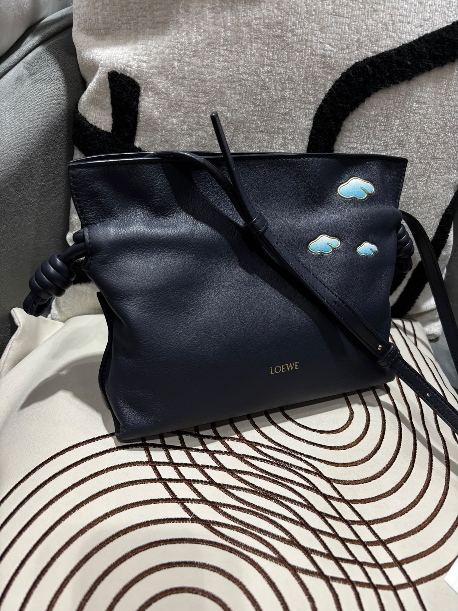 Loewe flamenco clutch 雲朵 limited edition 100%Authentic, 98%New ✅Dust bag