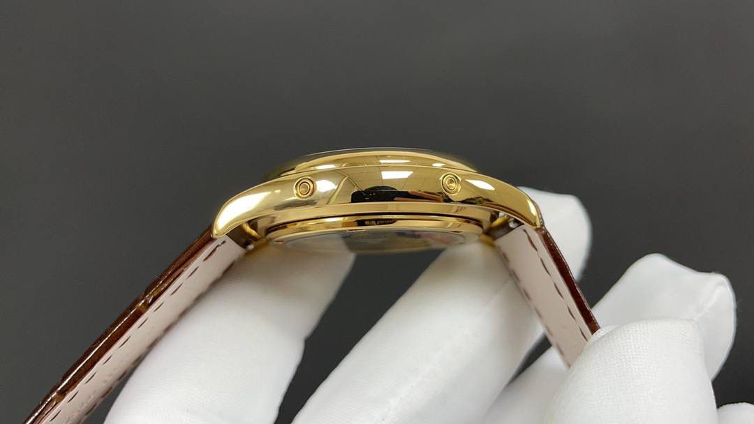 🌐新款到货🌐 百达翡丽最热门款式，PP复杂功能计时系列5146R 5147。功能方面的巧妙构思，外观上的合理布局，以及优越的机芯性能，无一不体现出百达翡丽大师们的独特设计，一件经典的艺术品。 采用39mm表盘直径，高性能Cal.324自动机械机芯，具备年历，日期，月份和月相显示功能，提供了强大的时间衡量功能，表盘设计中心大秒针，是时间易于读取。 相信这样的一款腕表会是很多爱表人士所梦寐以求的，但是就如它水中月的意象一样，可遇而不可求，所以，如果有个机会出现在你面前，那么就好好珍惜吧。