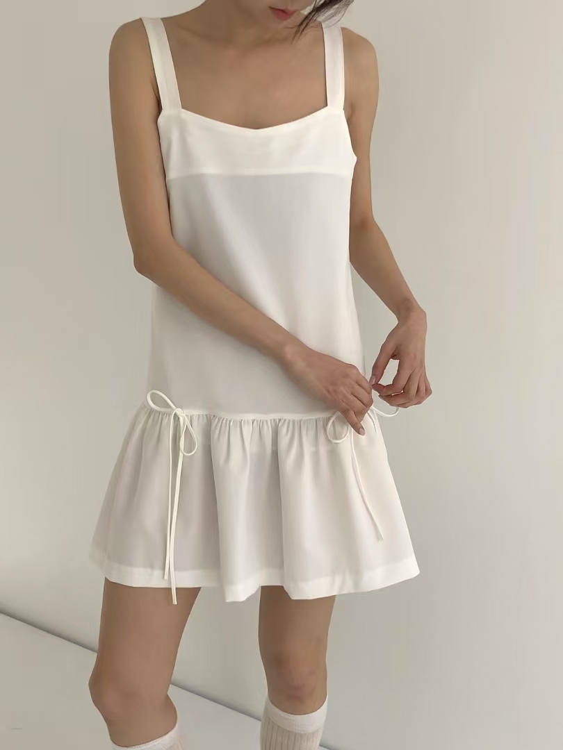Minimalist Dress with Wide Straps and Bow Detail‖ 宽肩带蝴蝶结装饰简约连衣裙 KR02127706