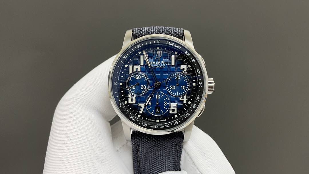 🚀皇家橡树26048离岸型41爱计时机械腕表💯 1.壳套按照原装开模多道工序顶级处理 2.一体字面立体工整的盘面“饼干纹理”和原装一模一样 3:316精钢表壳原装开模细节经过多道工序的打磨磨砂处理 4.7750机芯9字位小秒走时精准 5.表镜选用进口防眩水晶蓝宝石玻璃镜面 6.表带搭配进口意大利小牛皮以及帆布皮带，表扣实用原装针扣，尺寸41mm，爱彼入门级强烈推荐，精品打造