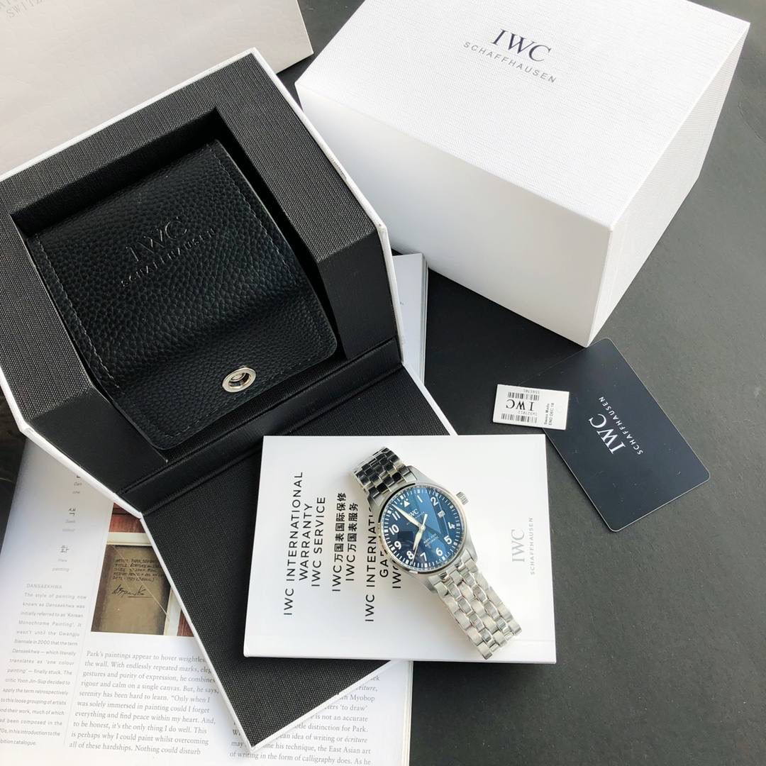 硬货首发，市场独家！IW3270156 。316L精钢材质，非凡工艺，让小厂知难而退！万国飞行员马克十八传承腕表，采用原装瑞士ETA王牌机芯，40mm表径，全数字刻度超强夜光，双面防反光凸状蓝宝石玻璃表镜。原版1比1开模钢带，在很多细节的把控上都已达到行业顶级，且多项可为标杆，整表细节一丝不苟。 原装价格4W多，一般人均可轻松驾驭，此款万国飞行员腕表视为万国经典款型，任何场景着装均适合佩戴，可谓百搭神器。全套包装出货