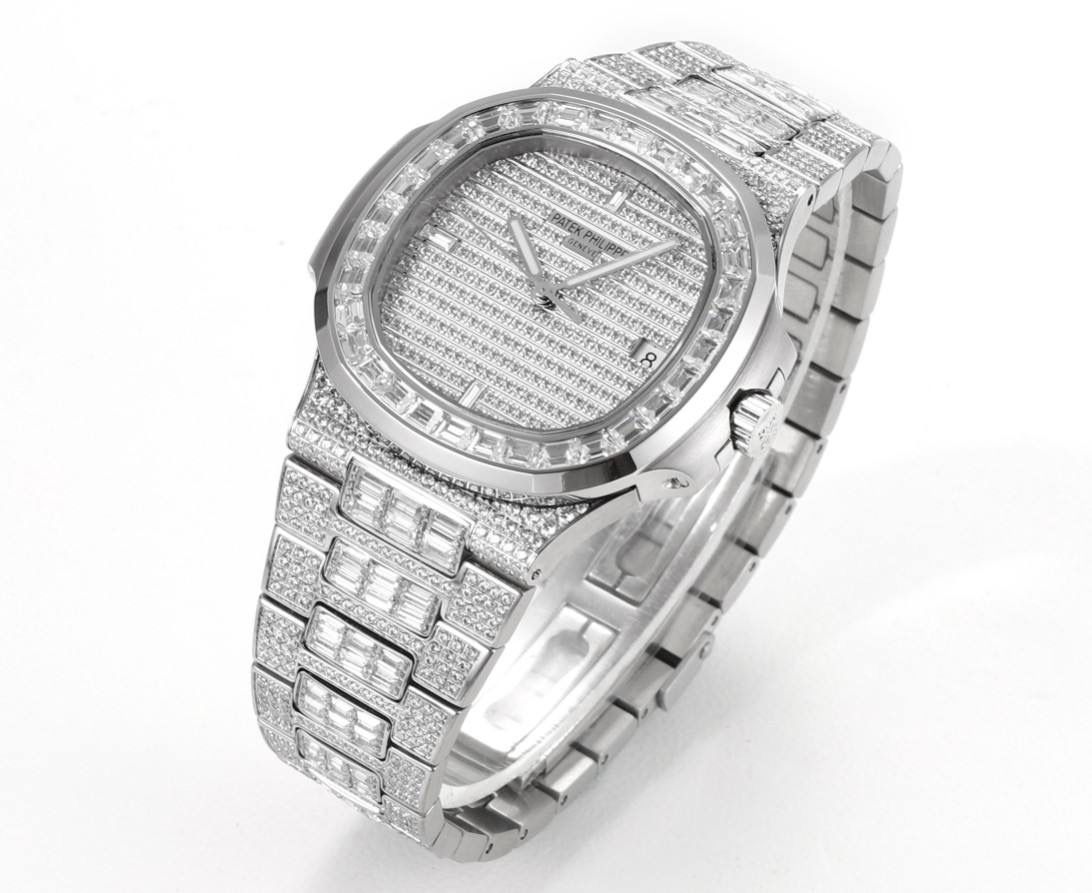 强势来袭！ 超级满天星方钻鹦鹉螺！ 1⃣️升级修正不锈钢表带，部分根据鹦鹉螺不锈钢表带拆解开发，完美贴合！ 2⃣️目前唯一使用圈口和表带方钻无爪镶石工艺，经历无数次的加工工艺，只为做到极致，终于大功告成！ 3⃣️全新订制修正版的Cal.324机芯，机芯摆轮位置与原装一致！深度洗花和刻字，机芯的还原度极高！ 4⃣️指针升级：秒针中心点升级为针轴秒针！ 鹦鹉螺满天星方钻王中王！欢迎您的品鉴！😎💯🌟