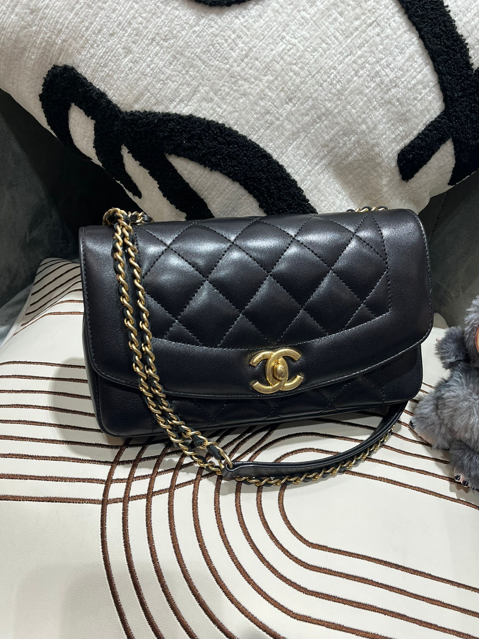 Chanel Diana flap bag 黑金扣 100%Authentic, 98%New  ✅20card✅Dust bag✅box